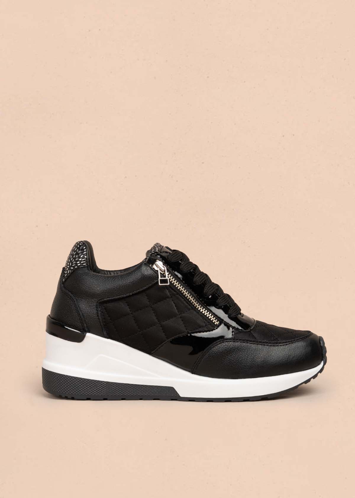 Tenis casuales en cuero color negro con cierre lateral 105716