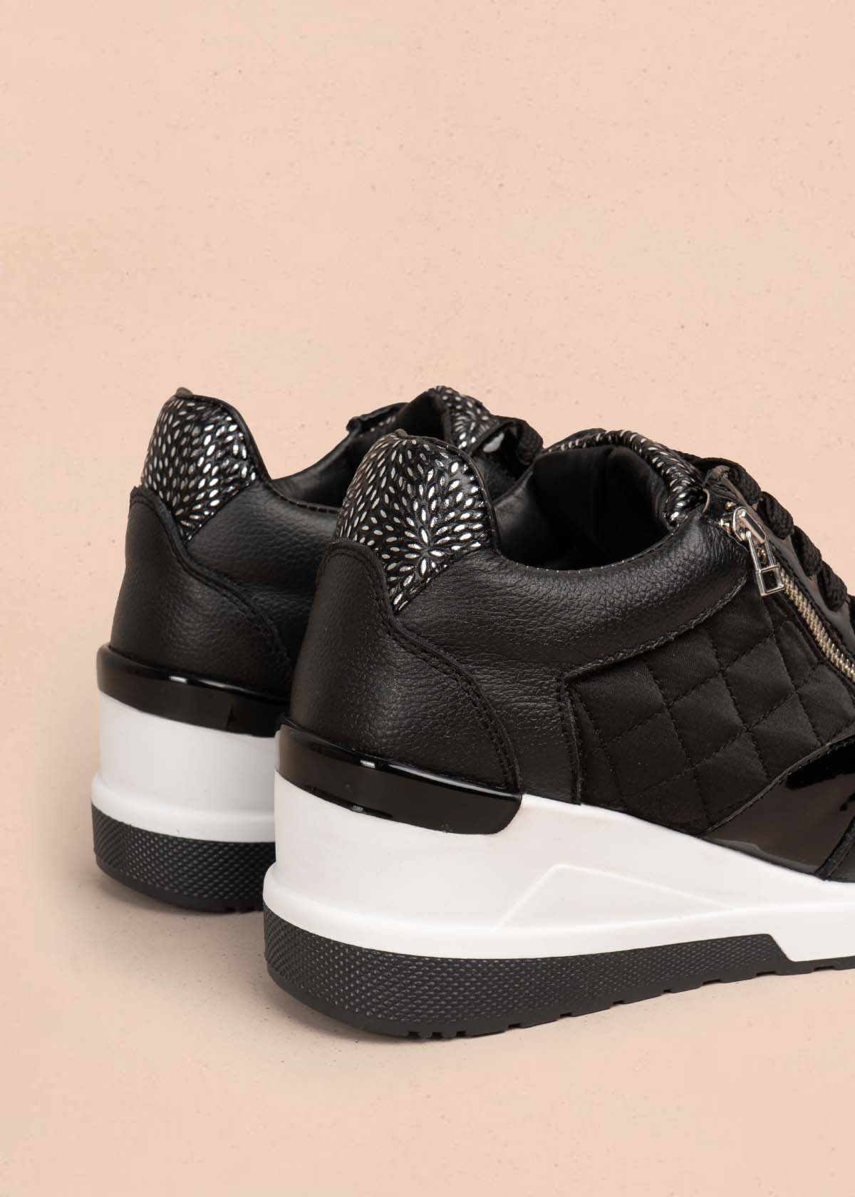 Tenis casuales en cuero color negro con cierre lateral 105716