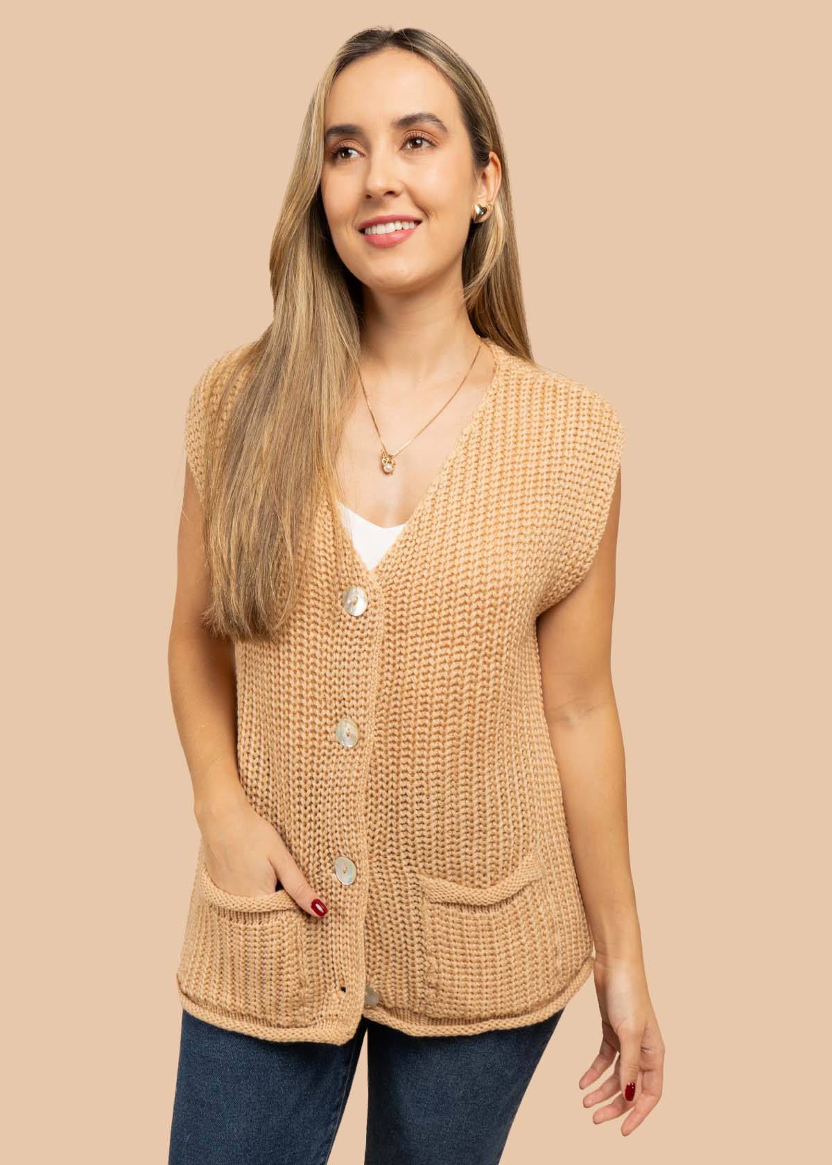 Chaleco tejido color camel con botones 105720