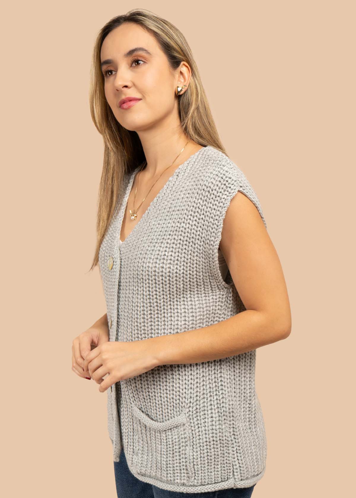 Chaleco tejido color gris con botones 105720