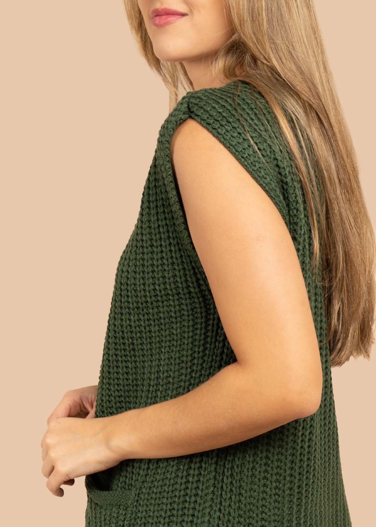 Chaleco tejido color verde con botones 105720