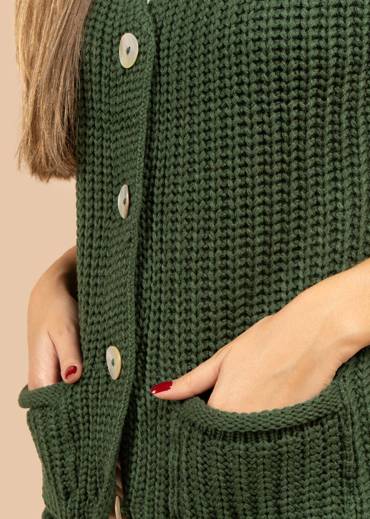 Chaleco tejido color verde con botones 105720