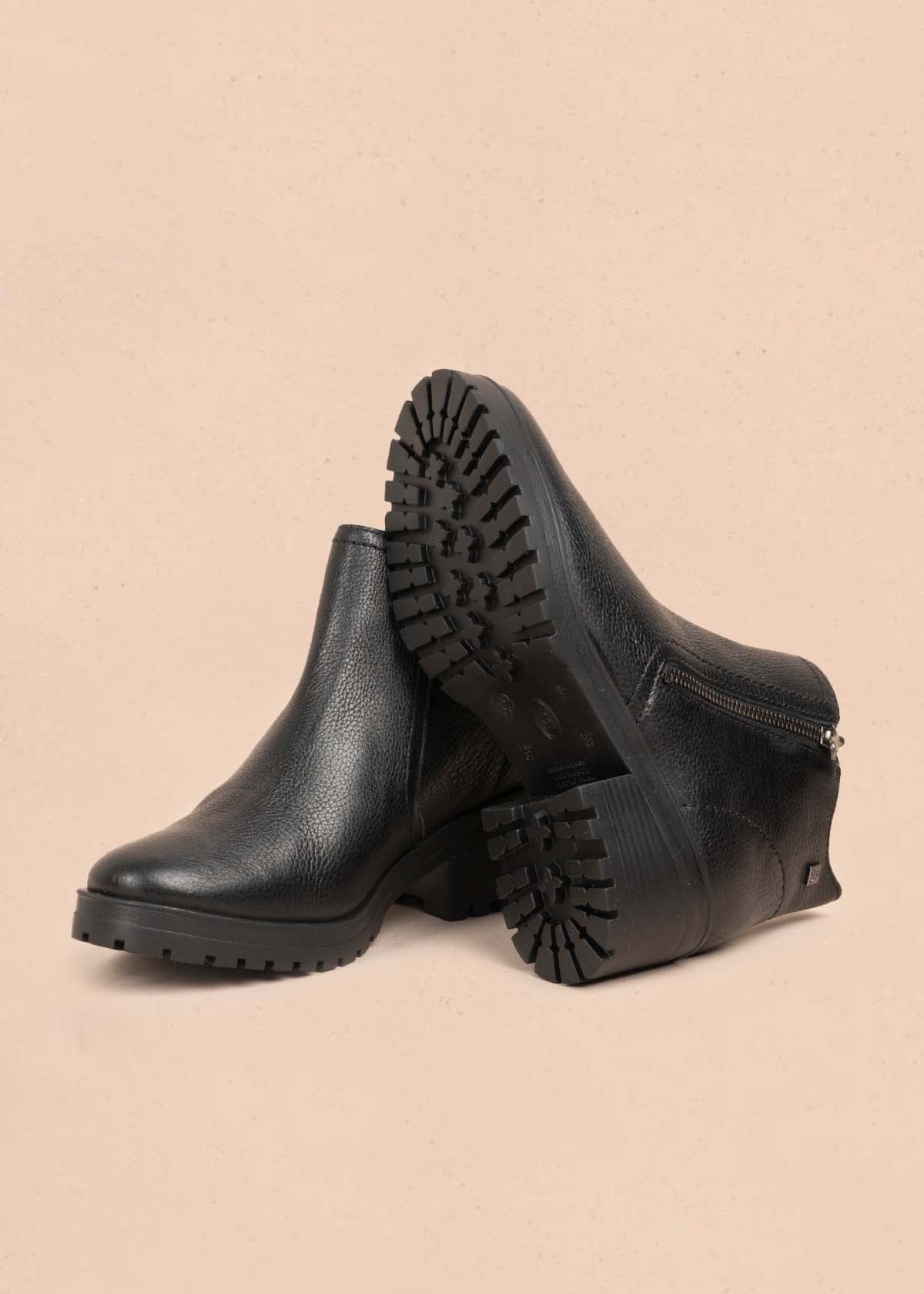 Botines en cuero color negro con cierre lateral 105722