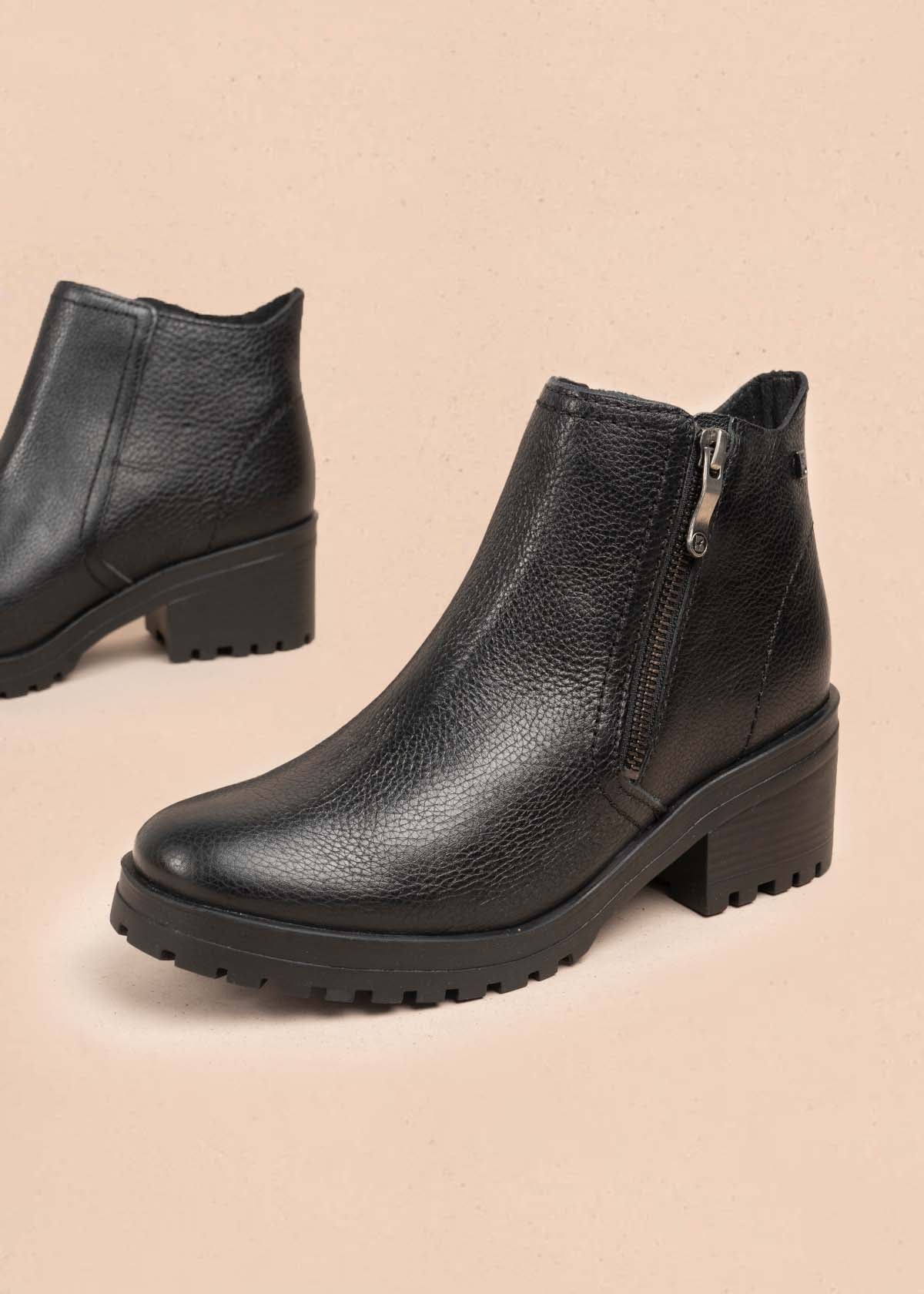 Botines en cuero color negro con cierre lateral 105722