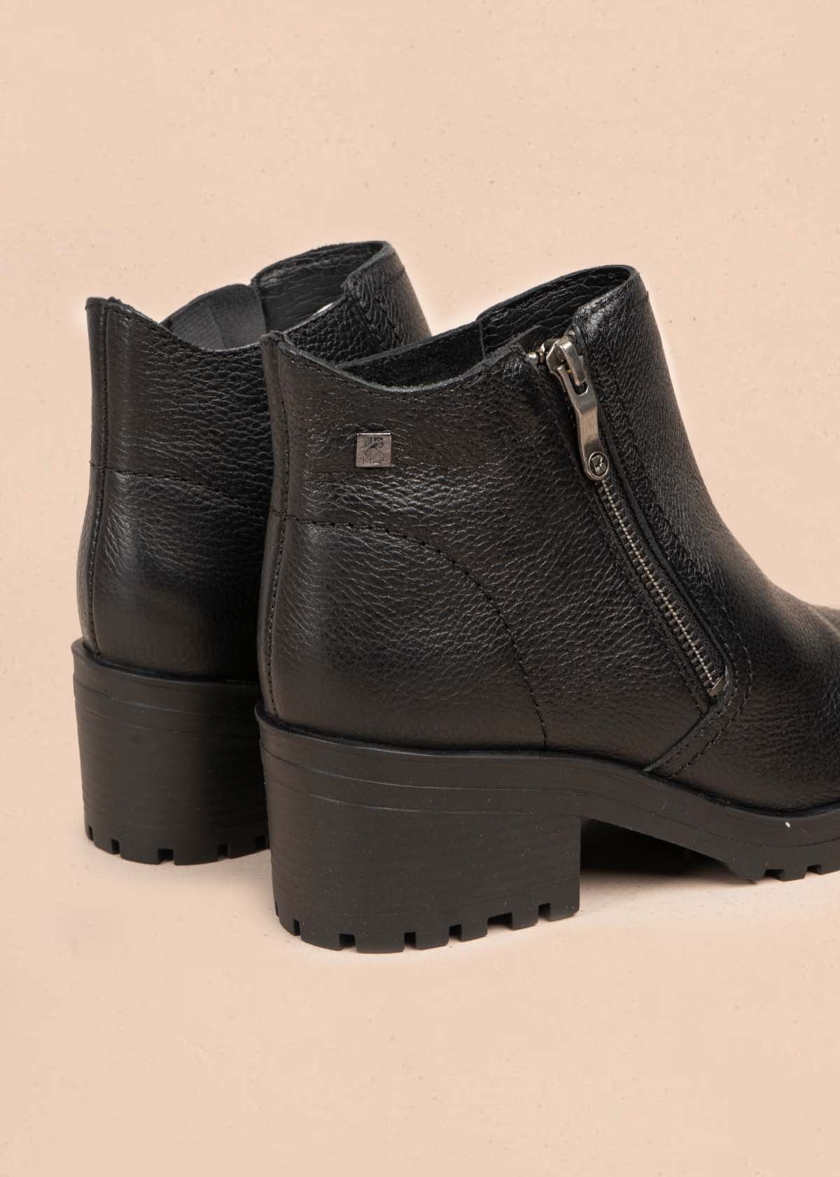 Botines en cuero color negro con cierre lateral 105722