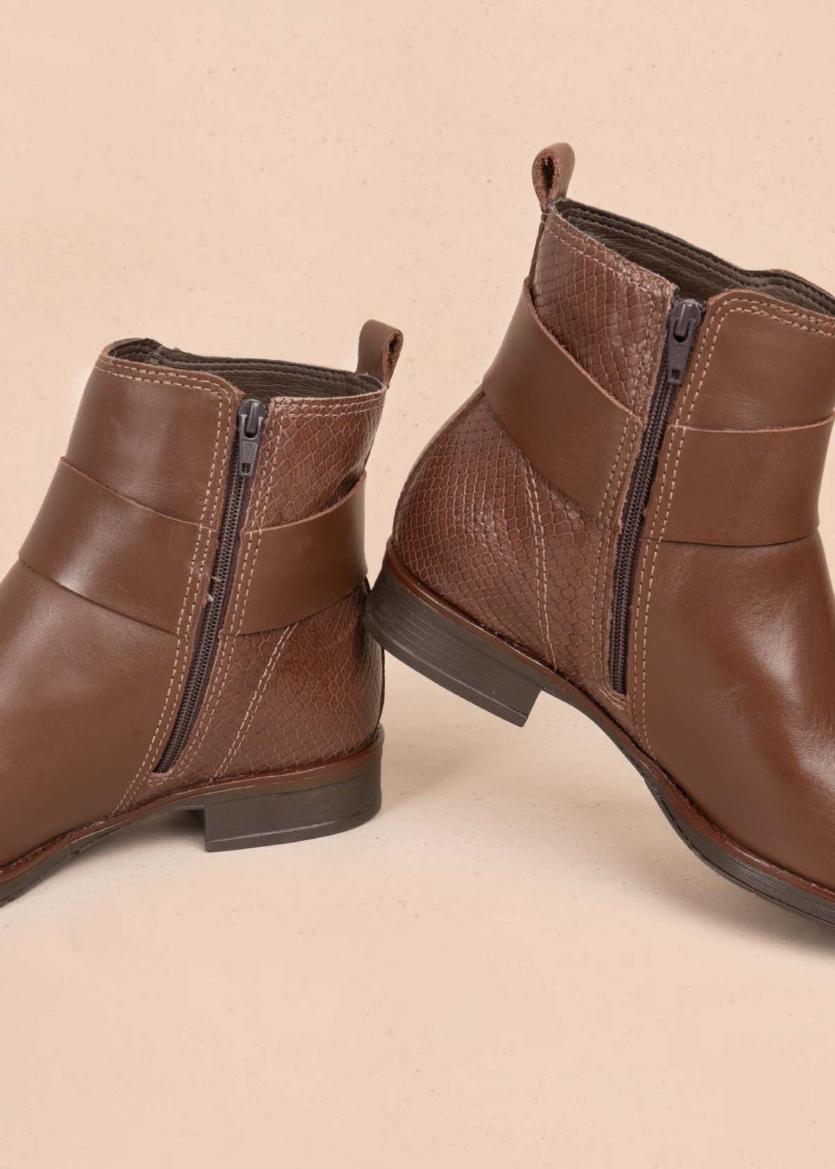 Botines en cuero color café con correa y cierre lateral 105723