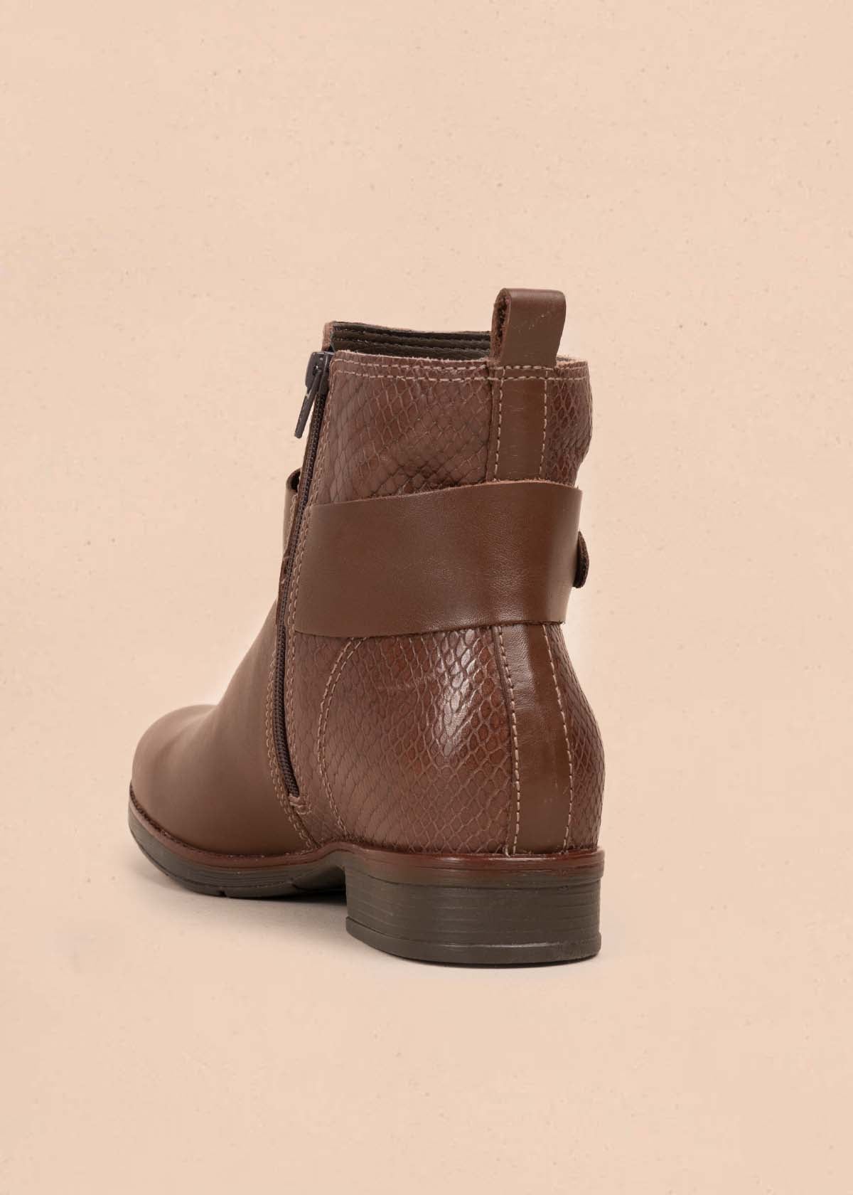 Botines en cuero color café con correa y cierre lateral 105723