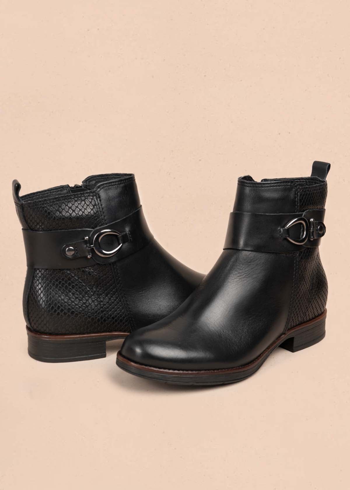 Botines en cuero color negro con correa y cierre lateral 105723