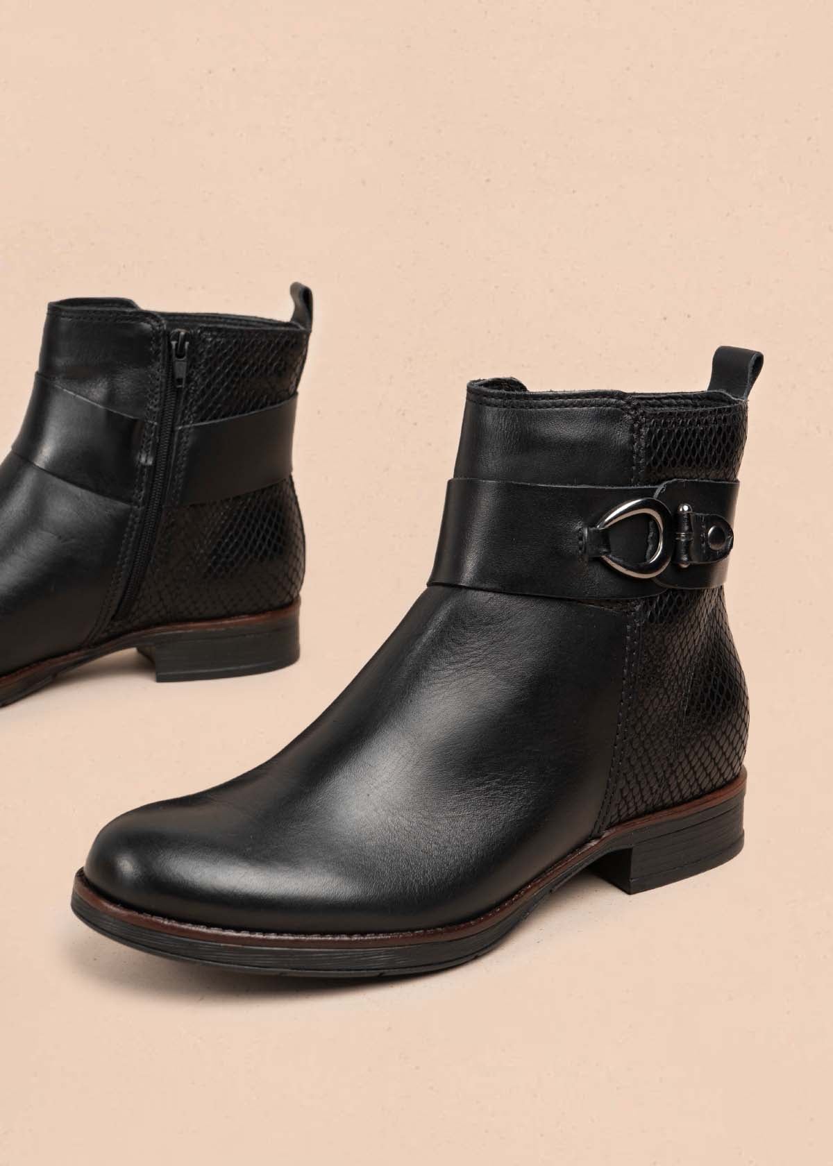 Botines en cuero color negro con correa y cierre lateral 105723