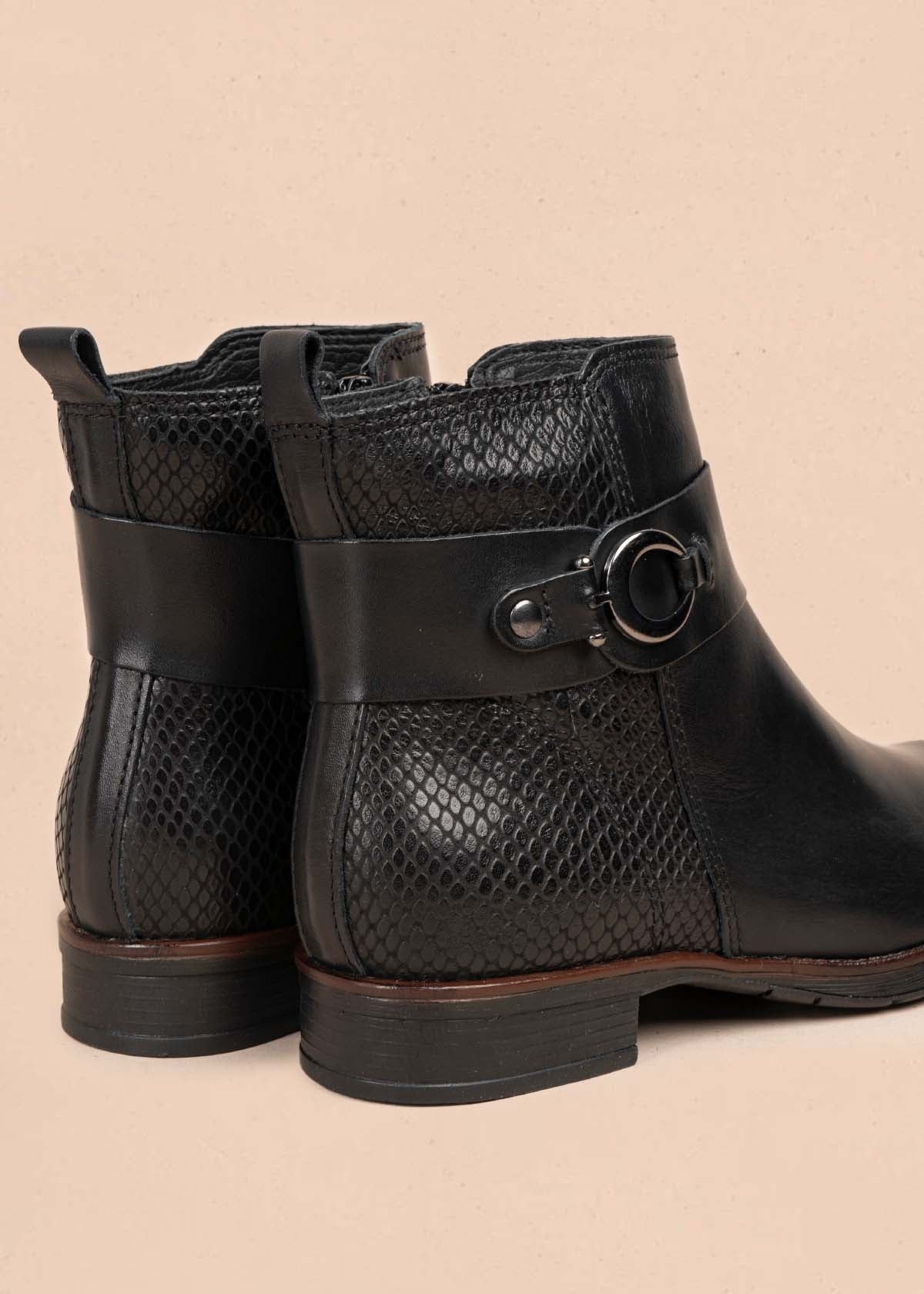 Botines en cuero color negro con correa y cierre lateral 105723