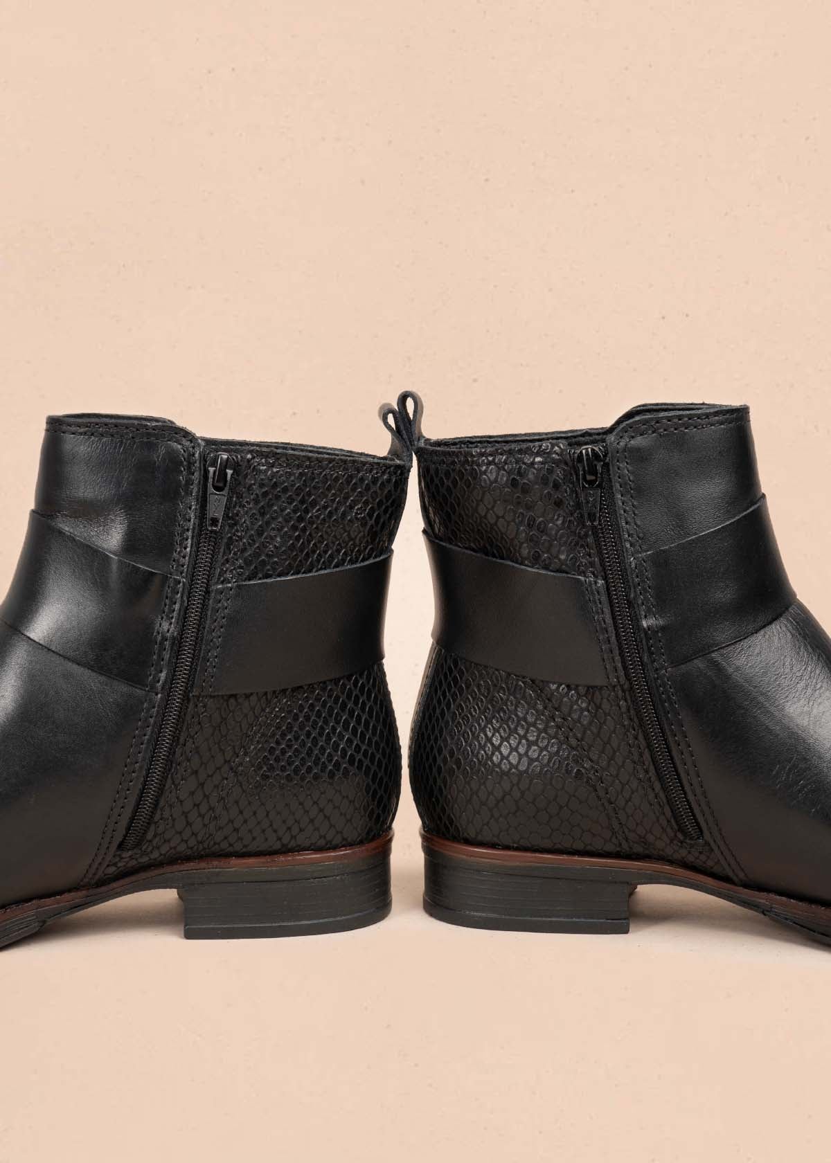 Botines en cuero color negro con correa y cierre lateral 105723