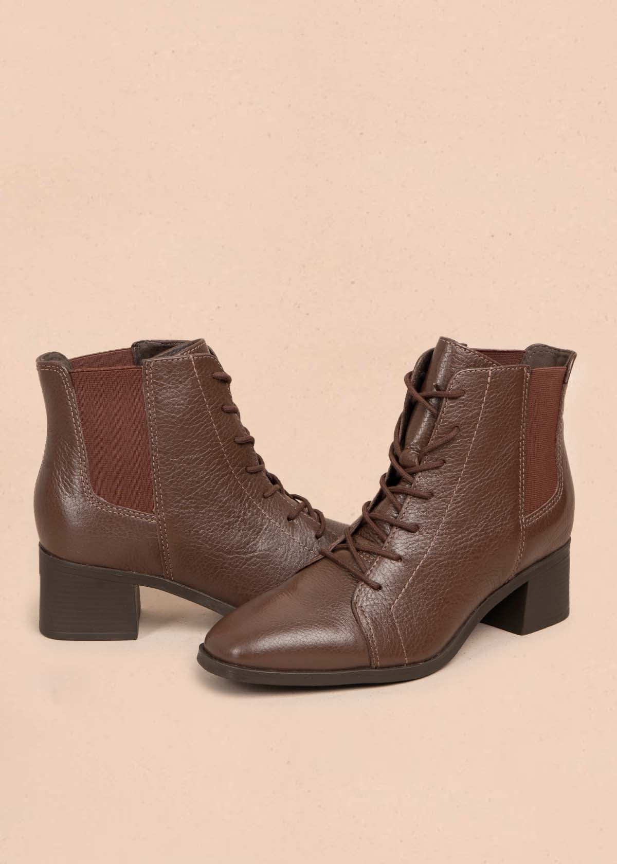 Botines en cuero color café con cordones 105724