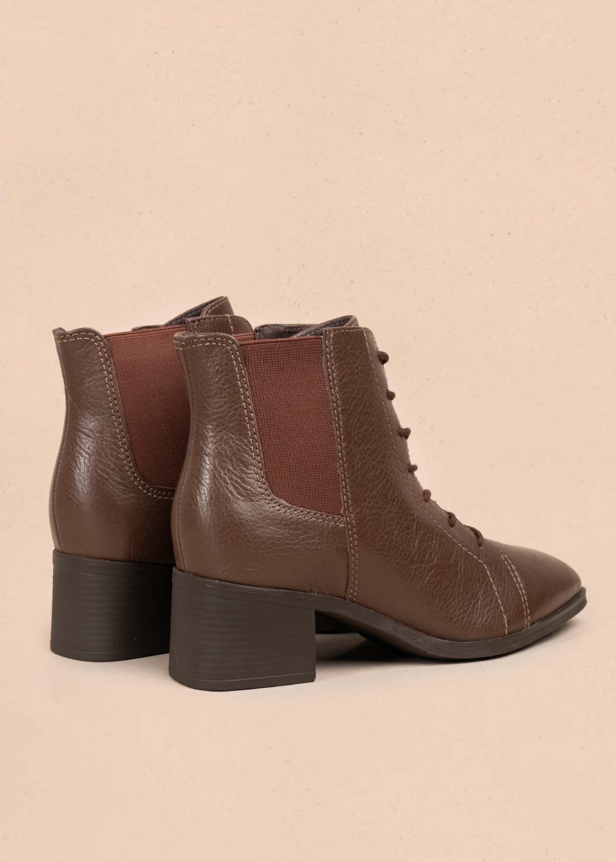 Botines en cuero color café con cordones 105724