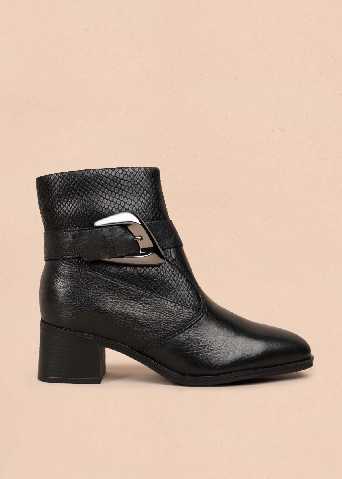 Botines en cuero color negro contextura croco y con correa 105725
