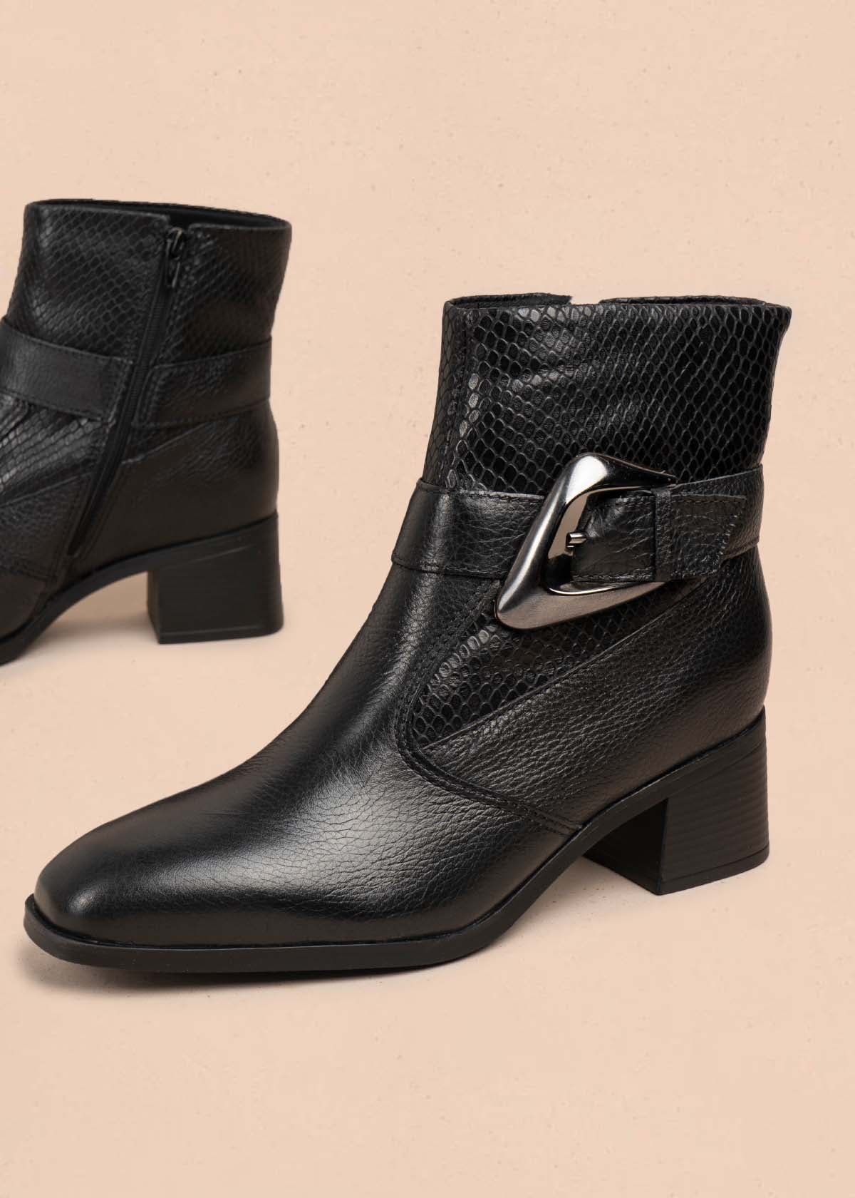 Botines en cuero color negro contextura croco y con correa 105725