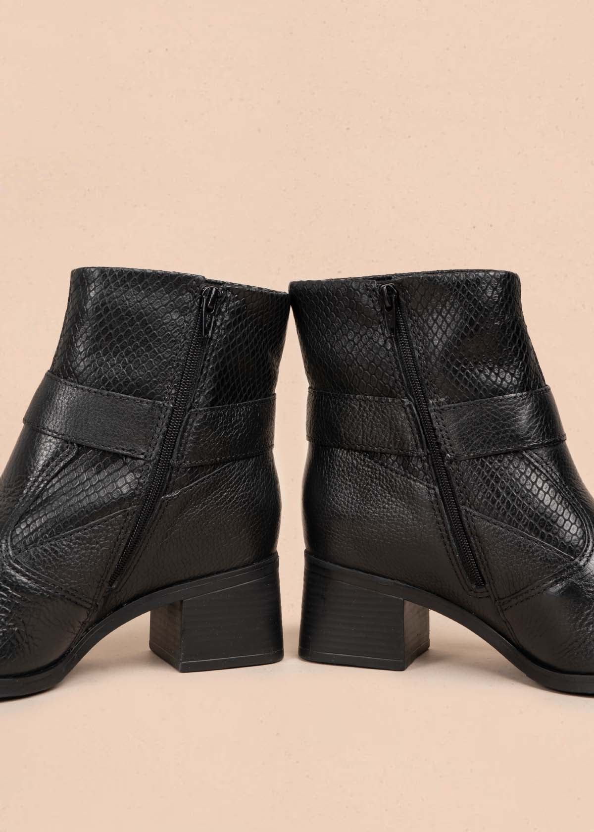Botines en cuero color negro contextura croco y con correa 105725