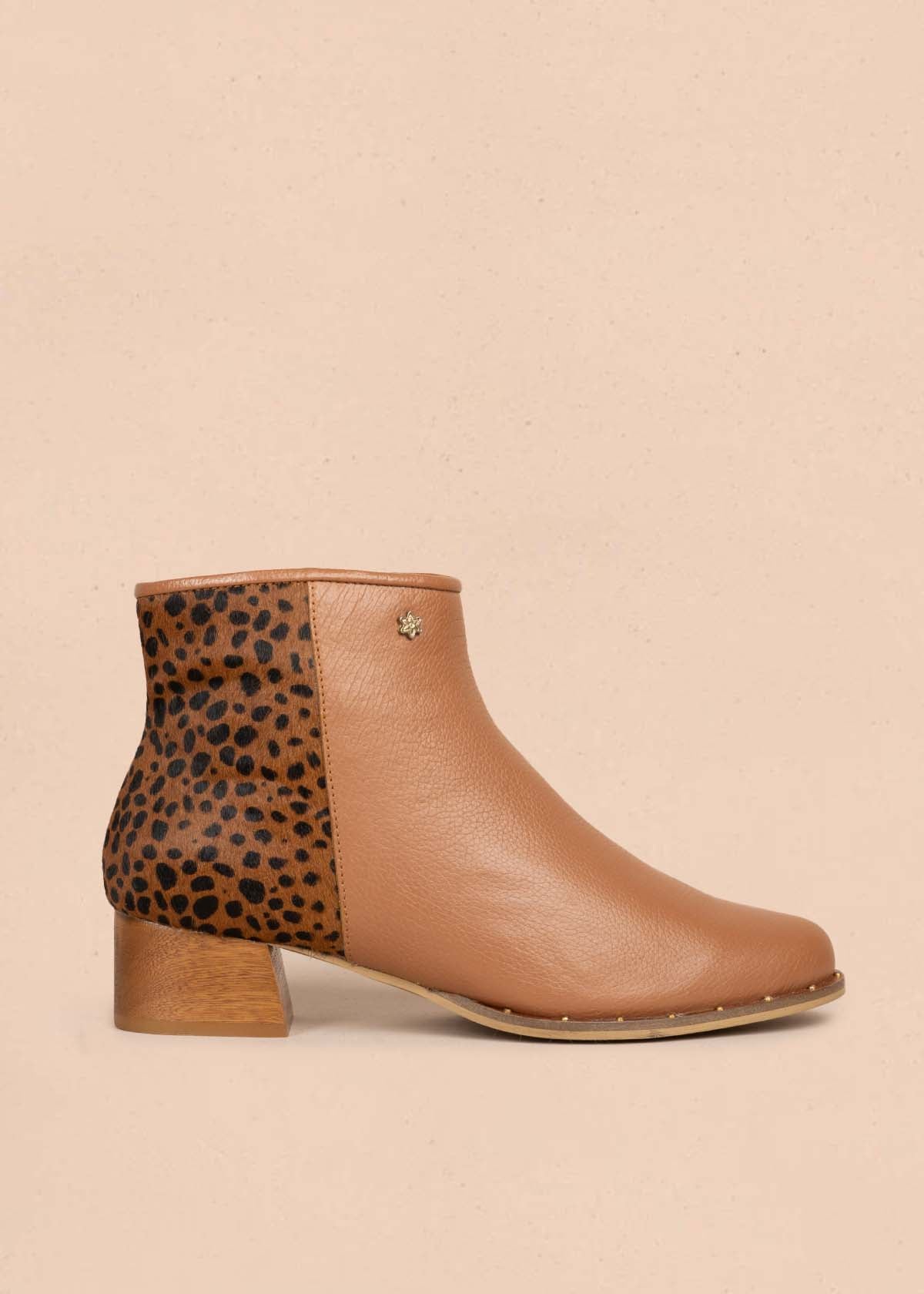 Botines en cuero color miel con animal print 105726