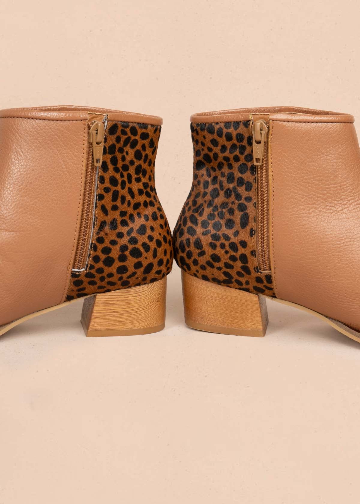 Botines en cuero color miel con animal print 105726