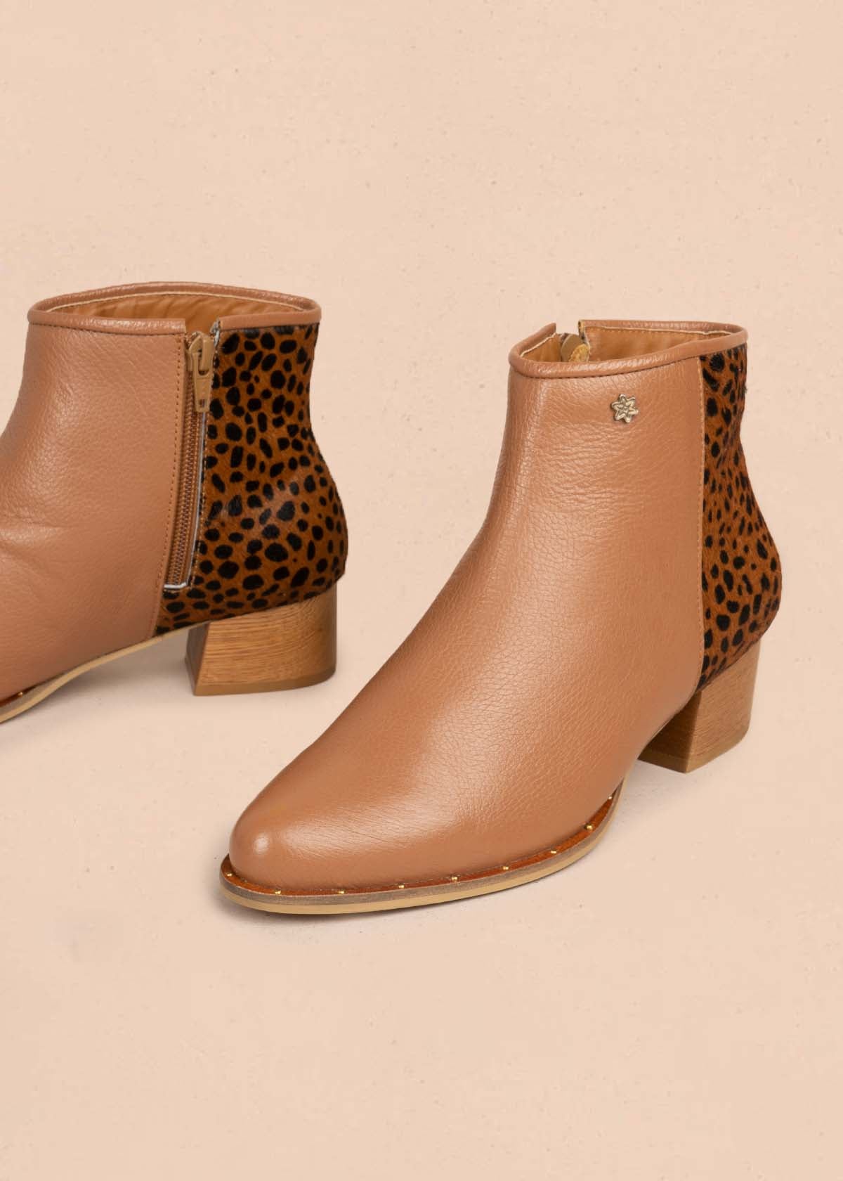 Botines en cuero color miel con animal print 105726
