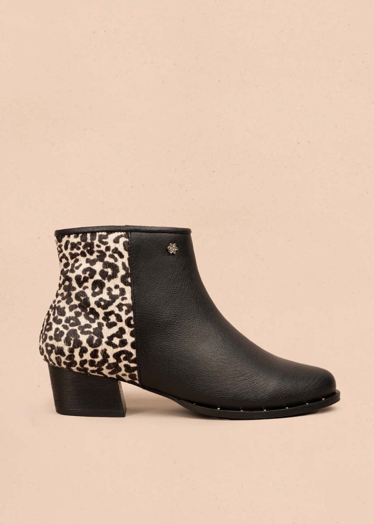 Botines en cuero color negro con animal print 105726