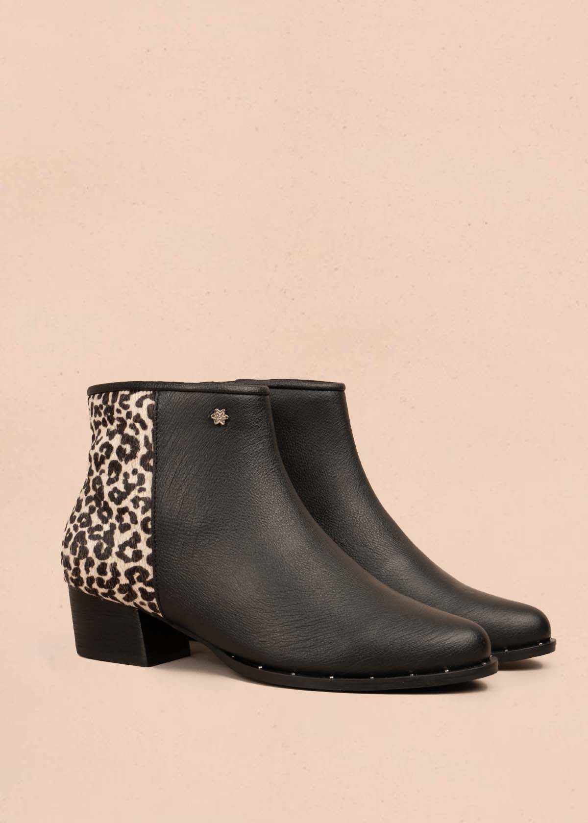 Botines en cuero color negro con animal print 105726