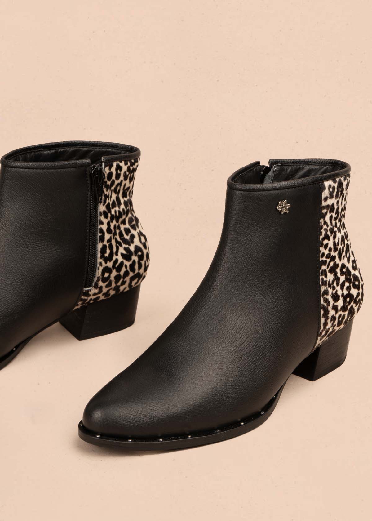 Botines en cuero color negro con animal print 105726