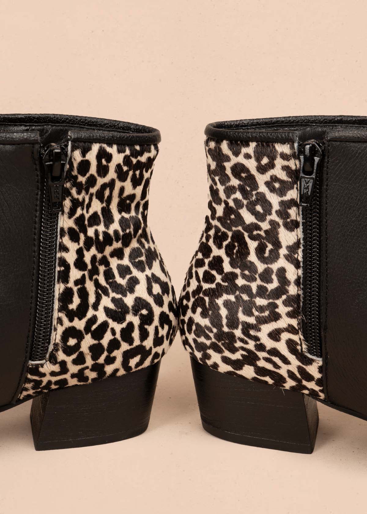 Botines en cuero color negro con animal print 105726