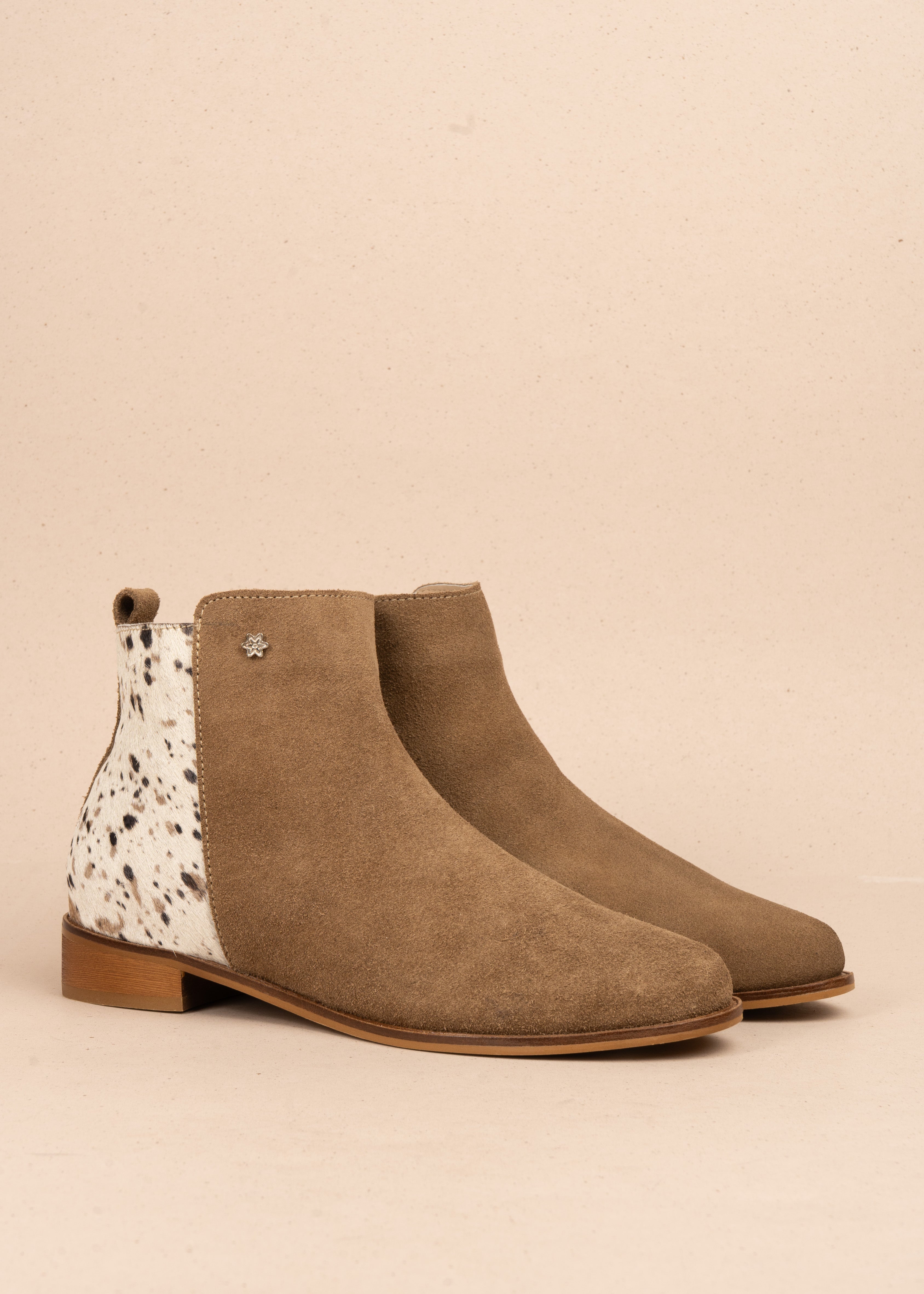 Botines en cuero color arena con animal print 105727
