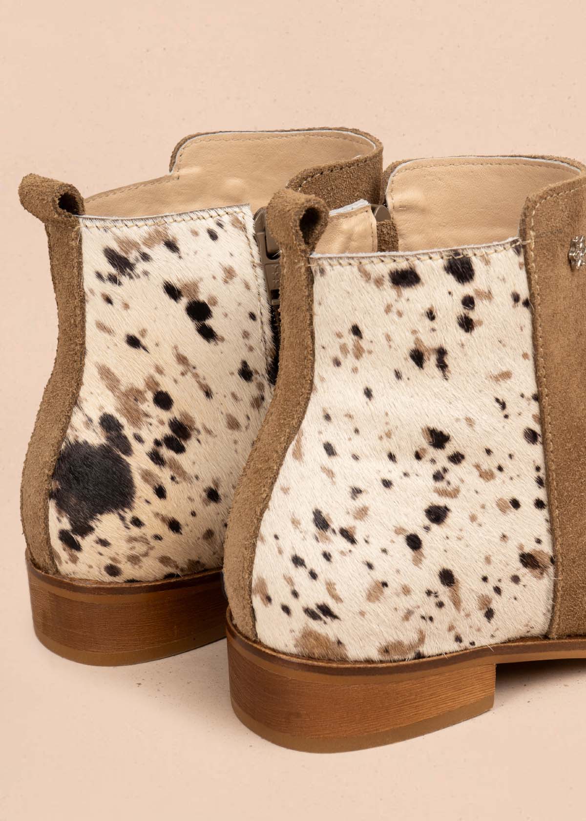 Botines en cuero color arena con animal print 105727