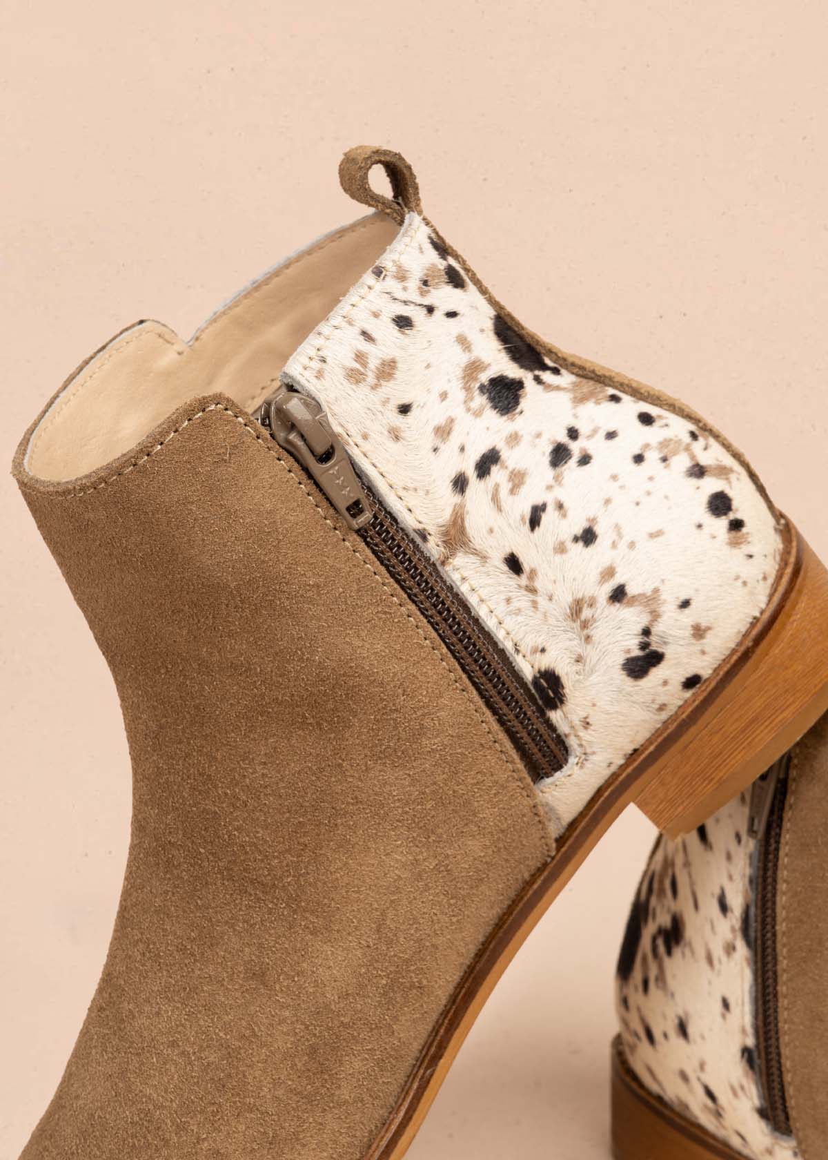 Botines en cuero color arena con animal print 105727