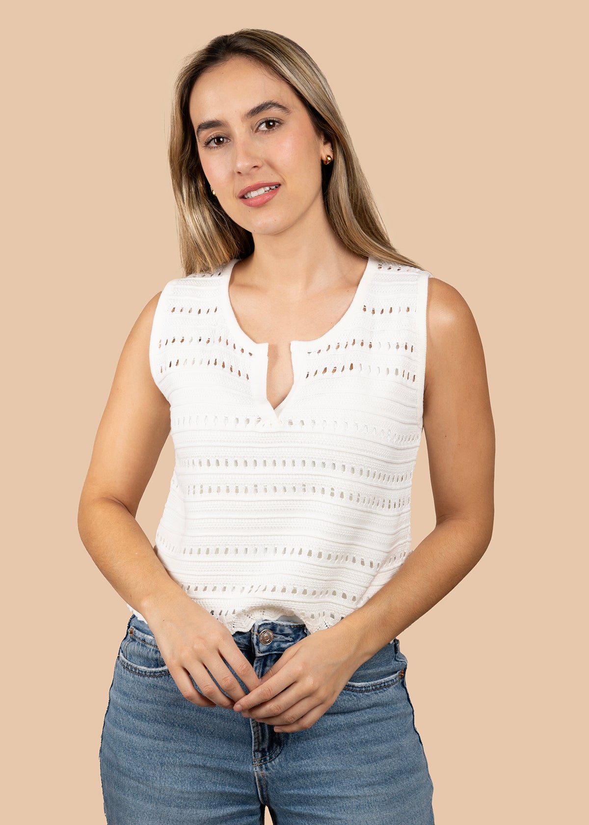 Blusa en tejido color marfil con diseño calado 105740