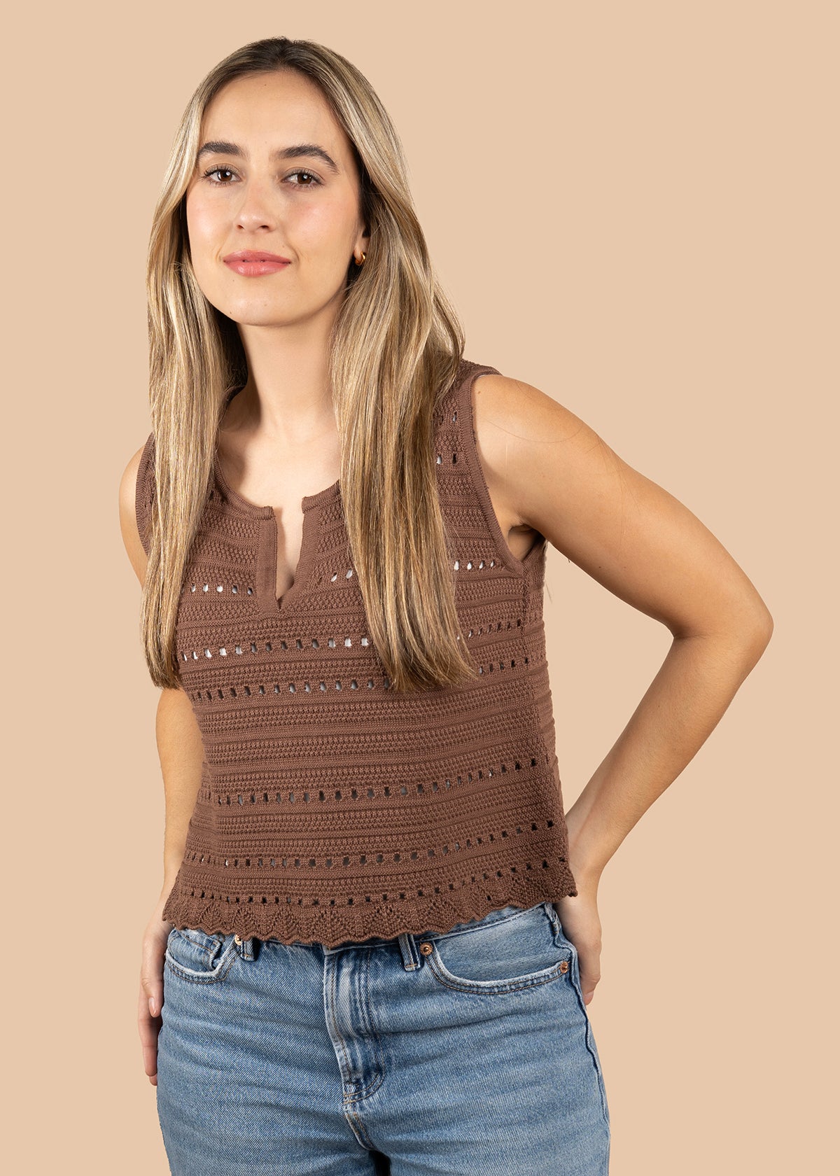 Blusa en tejido color moca con diseño calado 105740