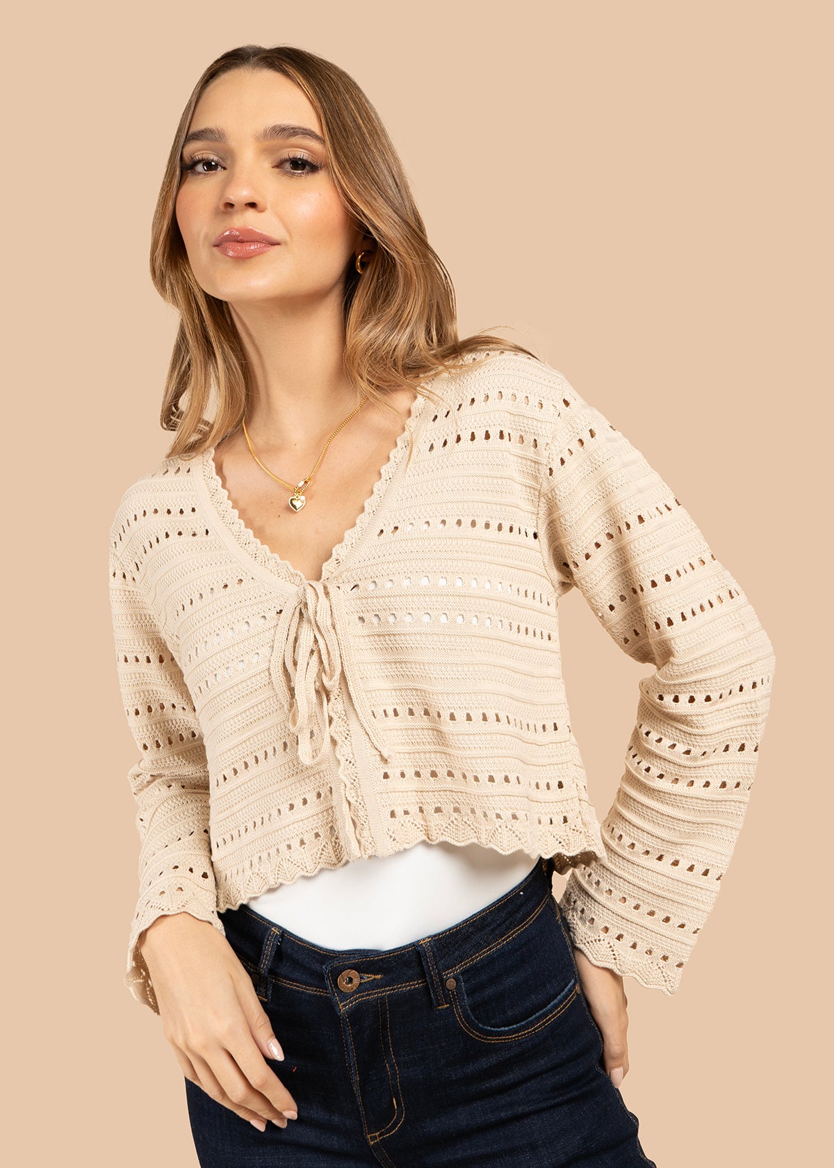 Saco en tejido color beige con lazo frontal y detalles delicados 105742