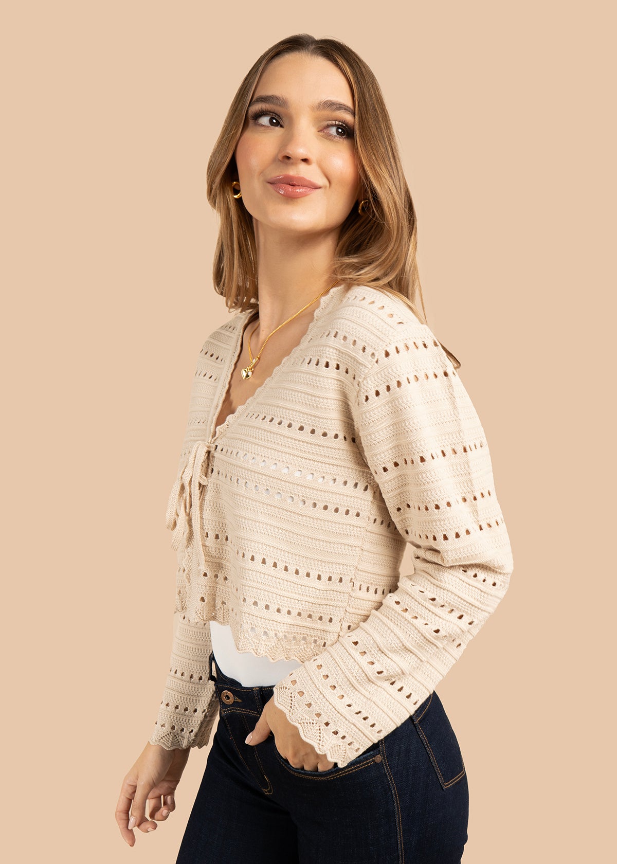 Saco en tejido color beige con lazo frontal y detalles delicados 105742