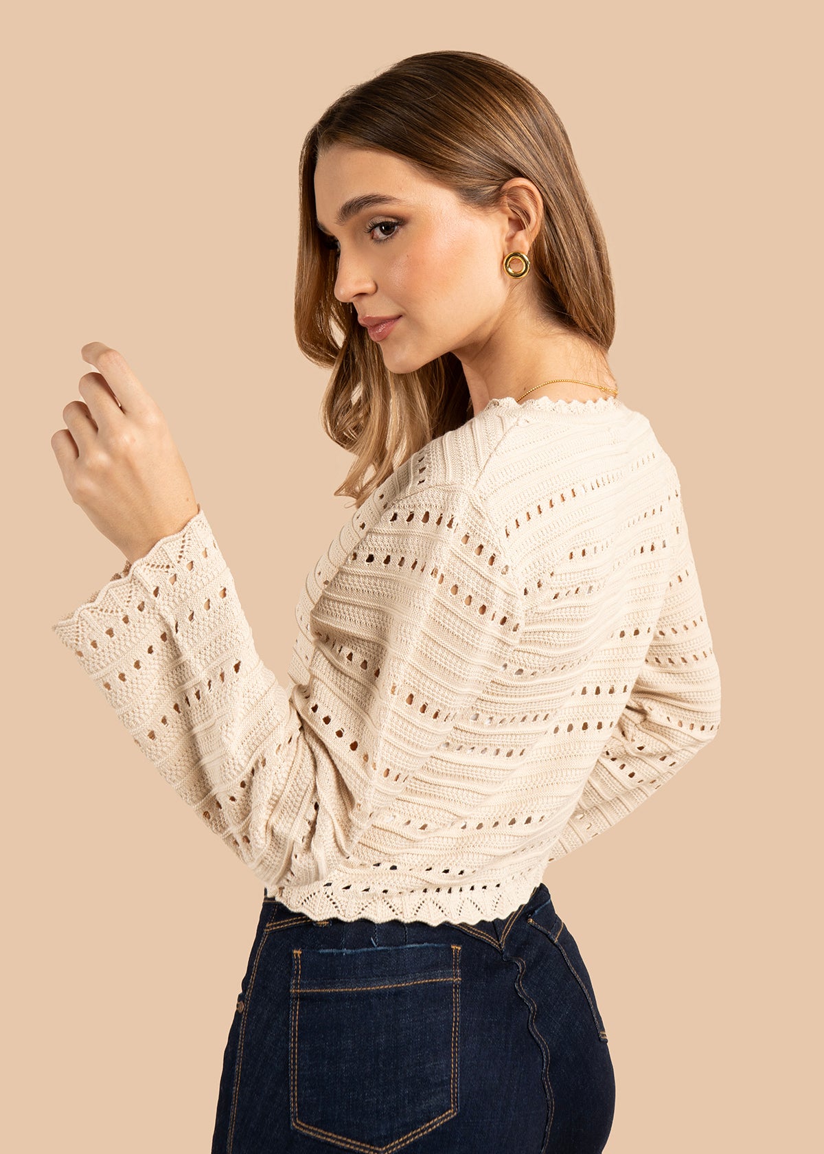 Saco en tejido color beige con lazo frontal y detalles delicados 105742