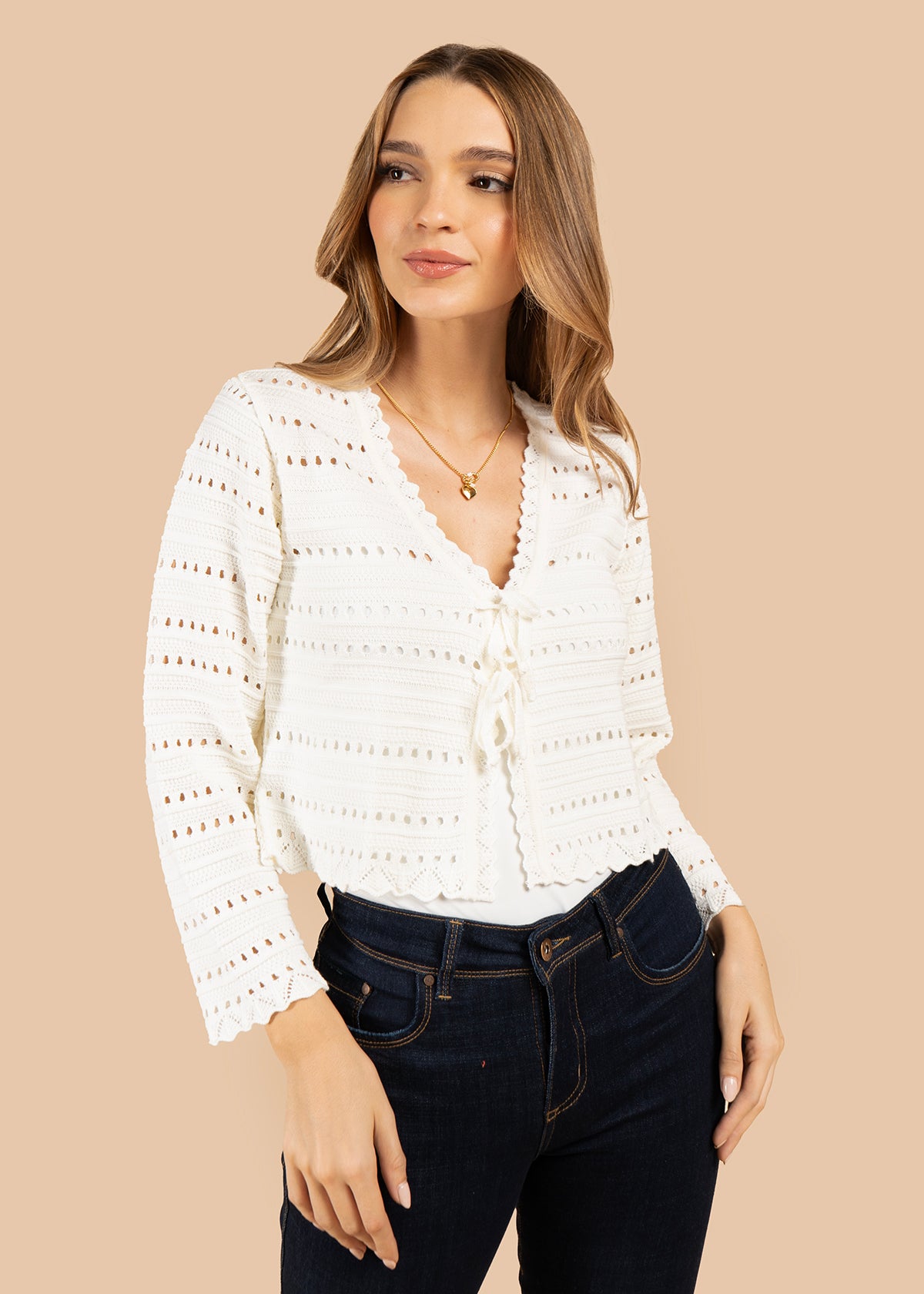 Saco en tejido color marfil con lazo frontal y detalles delicados 105742