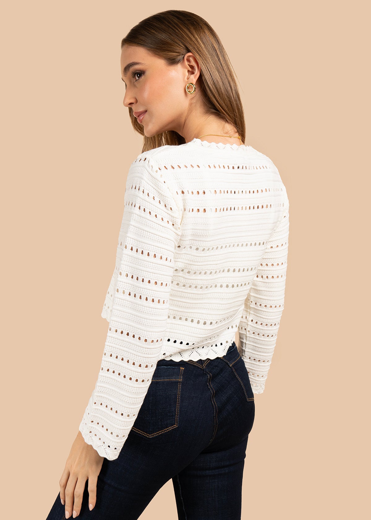 Saco en tejido color marfil con lazo frontal y detalles delicados 105742