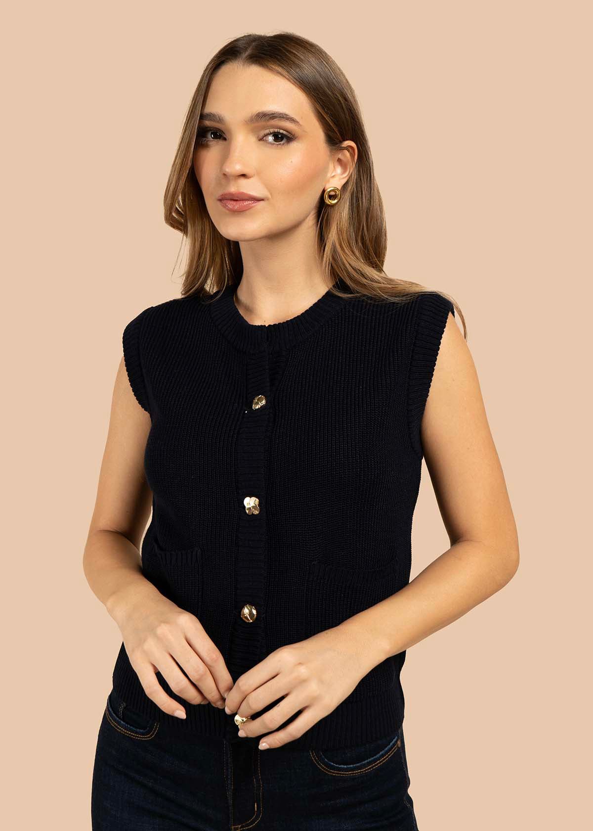 Chaleco color azul con botones dorados frontales 105746