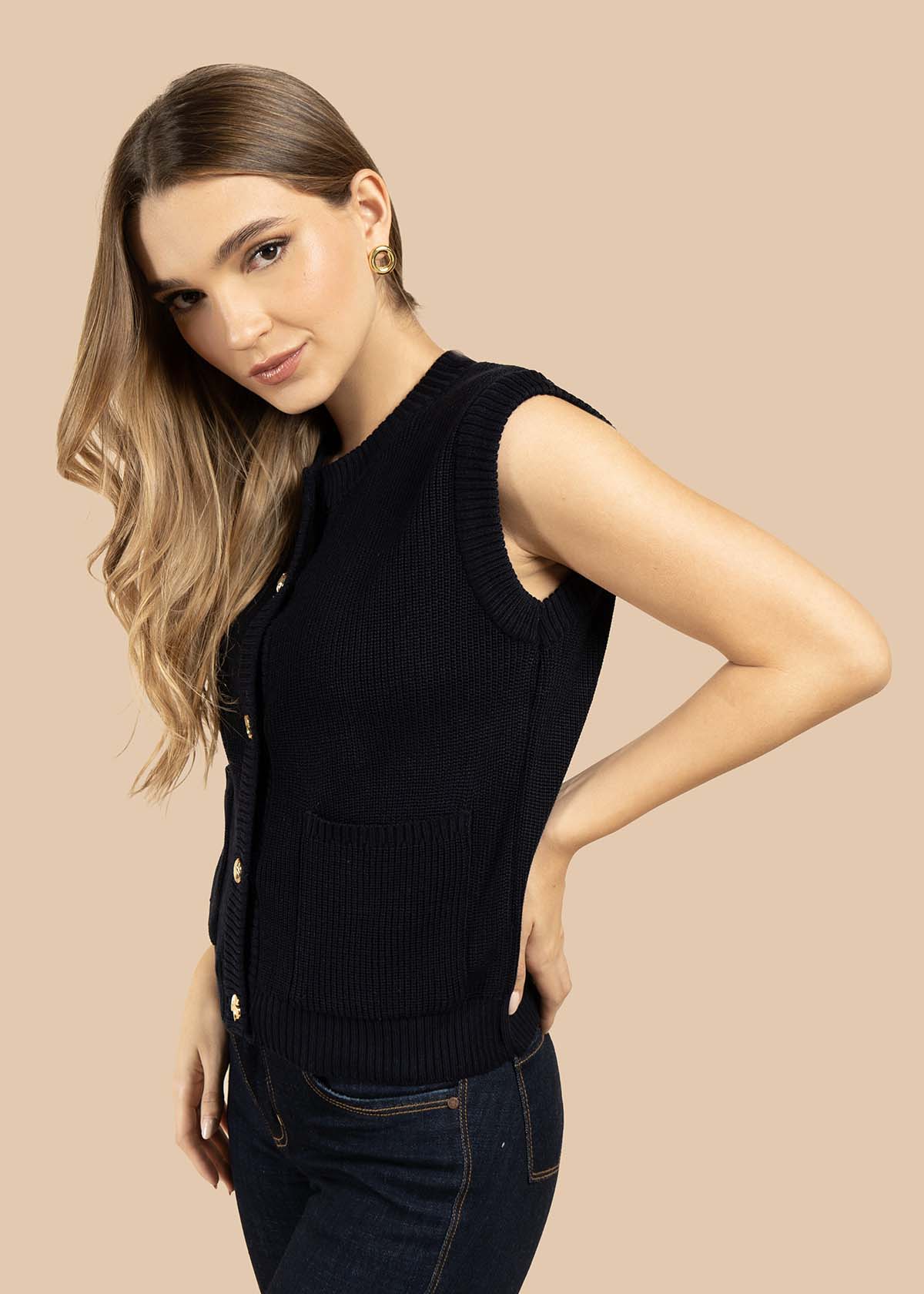 Chaleco color azul con botones dorados frontales 105746