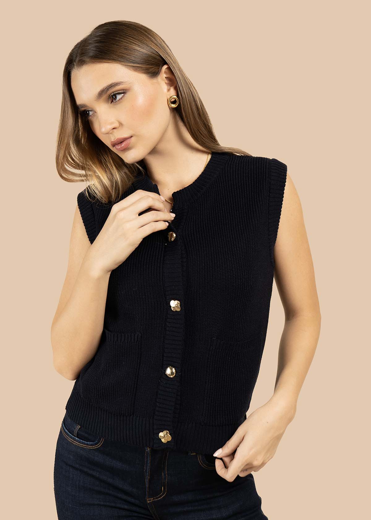 Chaleco color azul con botones dorados frontales 105746