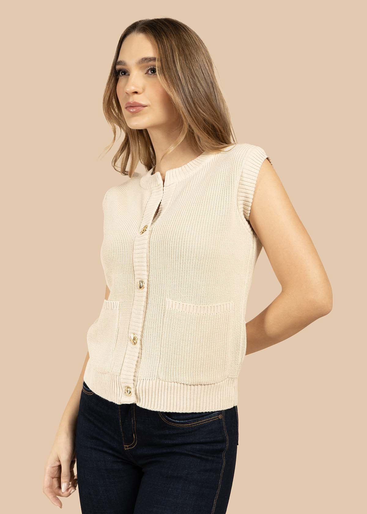 Chaleco color beige con botones dorados frontales 105746