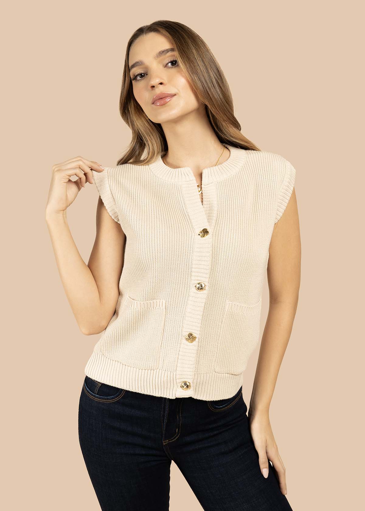 Chaleco color beige con botones dorados frontales 105746