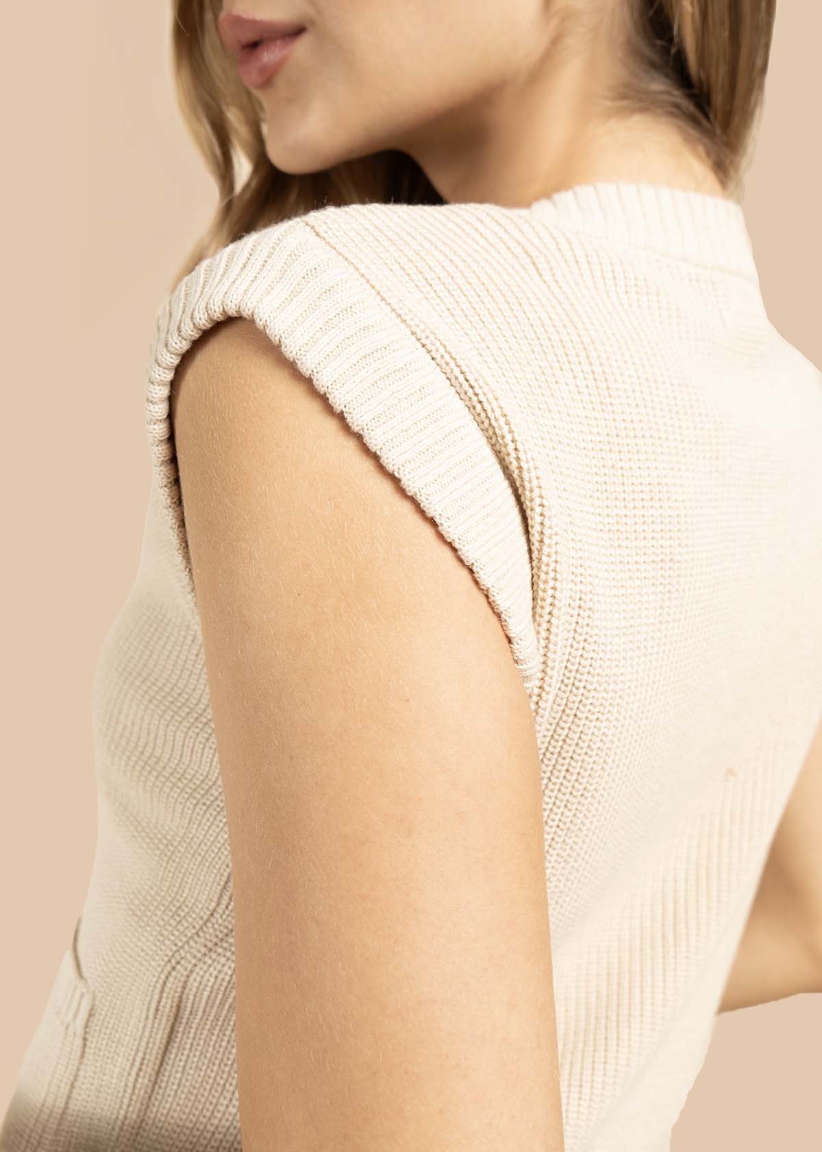 Chaleco color beige con botones dorados frontales 105746