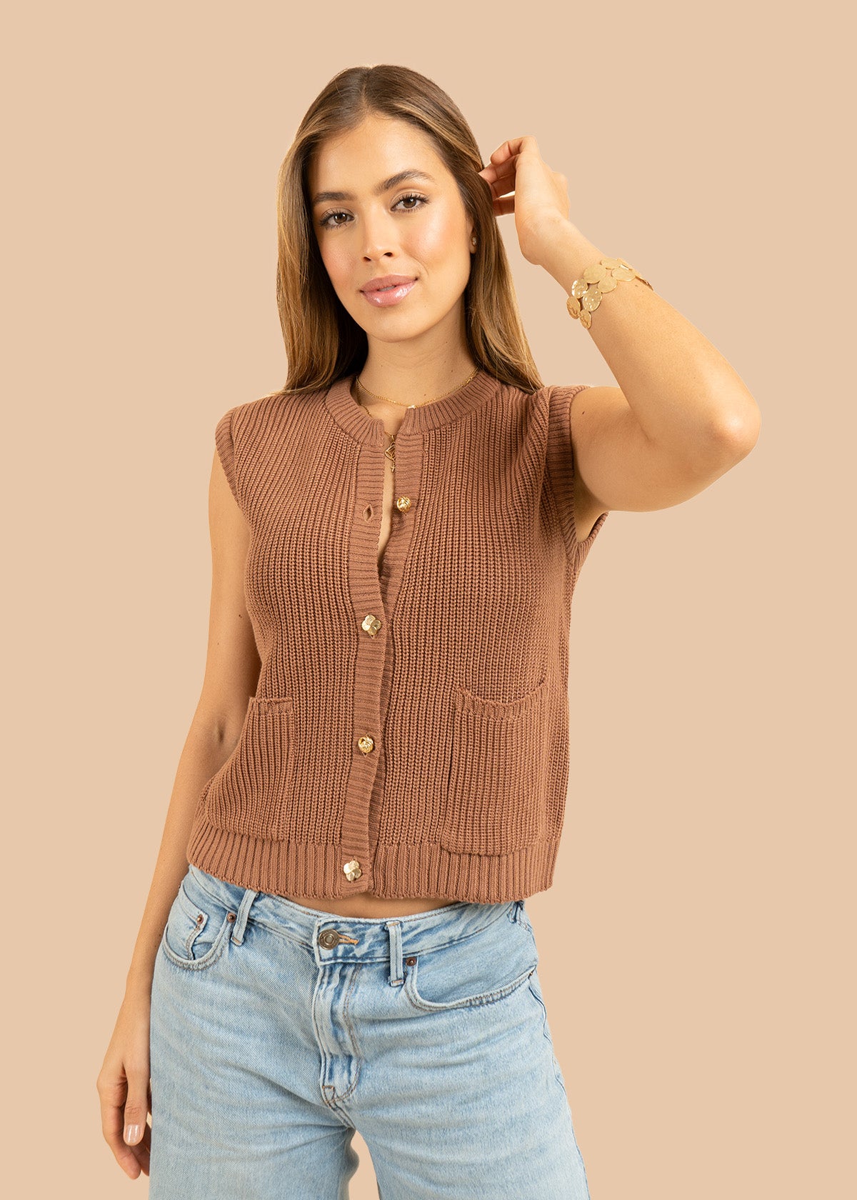 Chaleco tejido color café con botones dorados frontales 105746