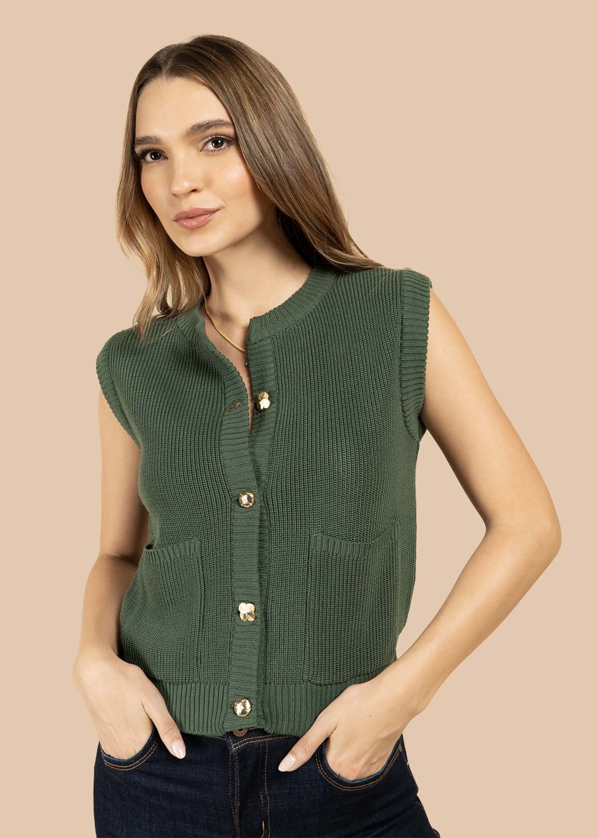 Chaleco color verde con botones dorados frontales 105746
