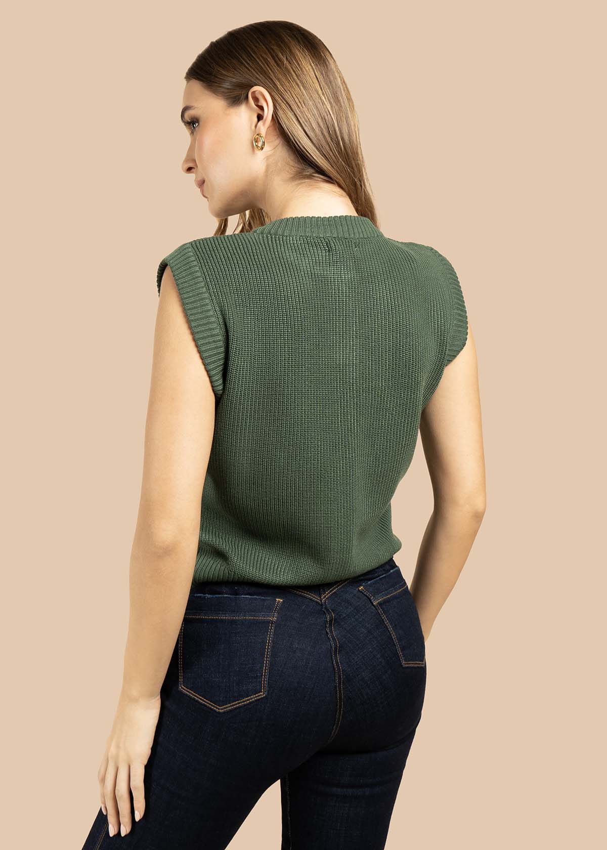 Chaleco color verde con botones dorados frontales 105746