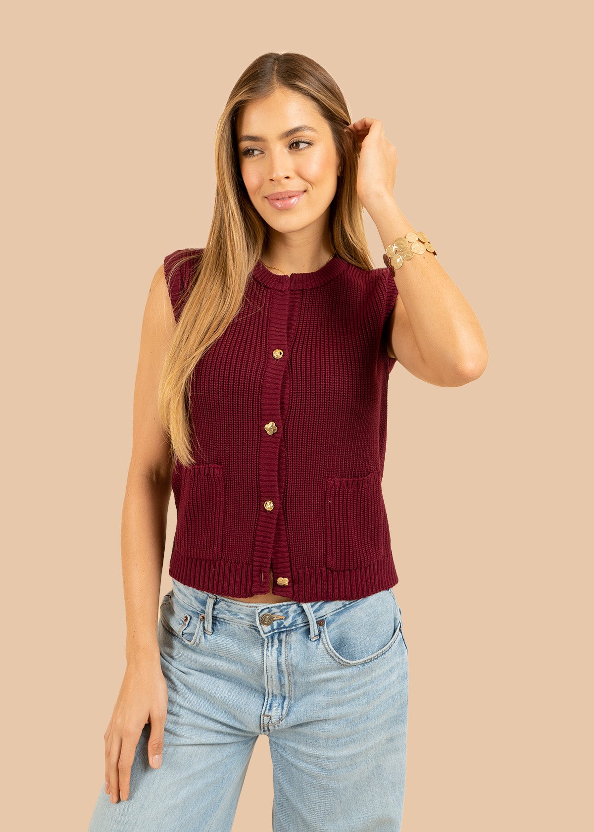 Chaleco tejido color vinotinto con botones dorados frontales 105746