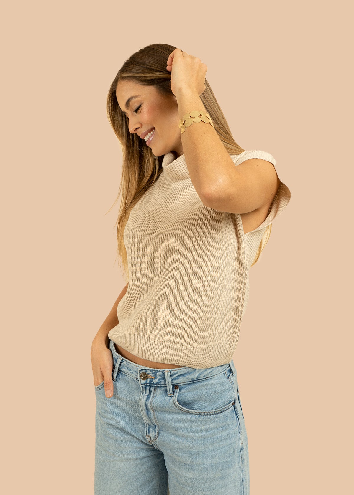Chaleco tejido color beige con cuello alto 105747