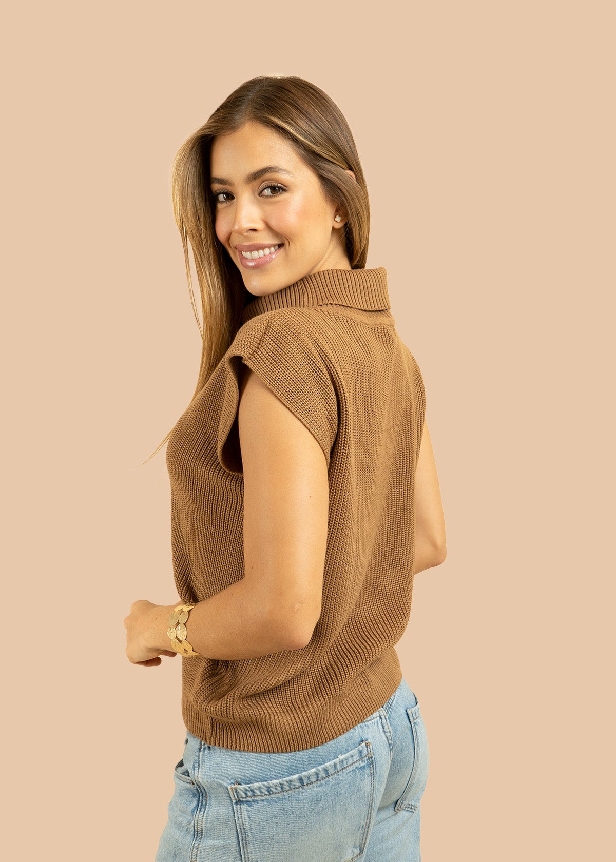 Chaleco tejido color camel con cuello alto 105747