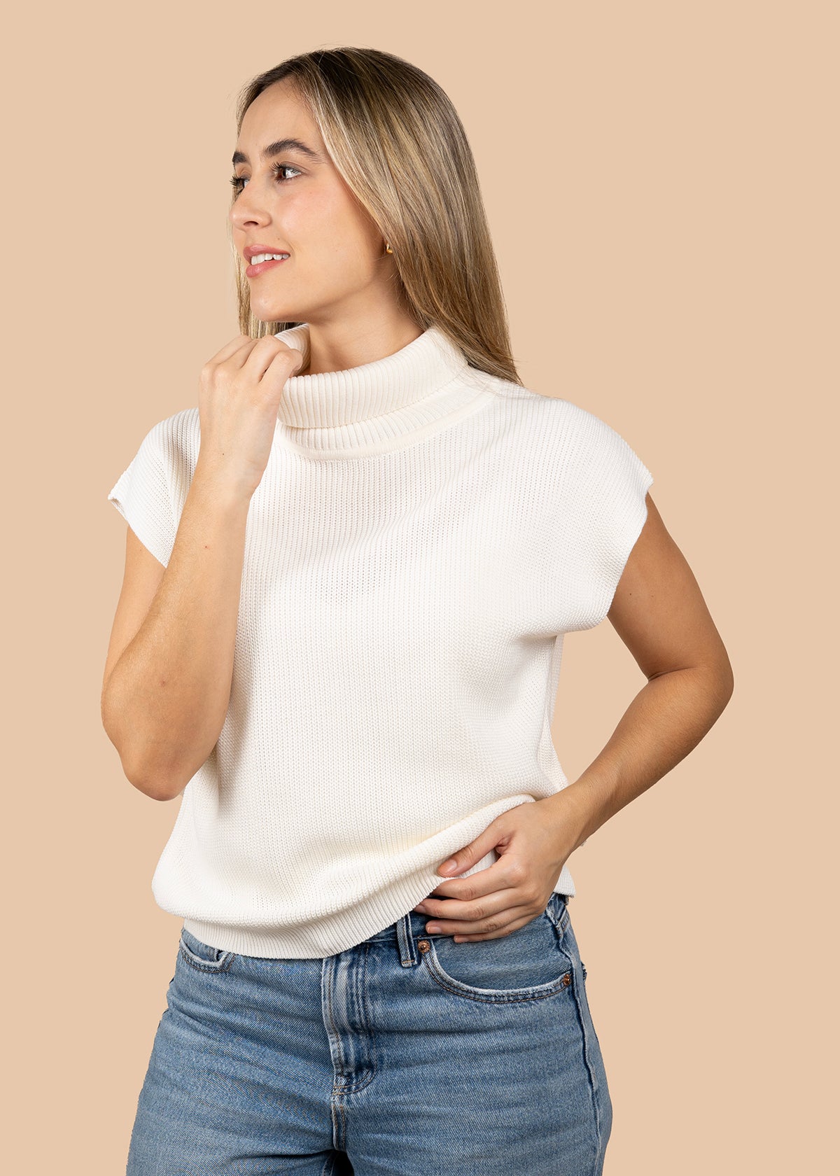 Chaleco tejido color marfil con cuello alto 105747